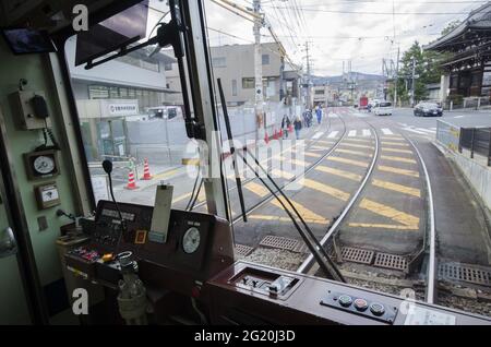 KYOTO, JAPON - 18 décembre 2019 : Kyoto, Japon - 26 novembre 2019 : vue de l'intérieur du tramway de style rétro de la ligne Randen Kitano à Kyoto. Fonctionne par Keif privé Banque D'Images