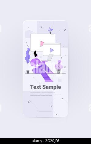 femme utilisant un ordinateur portable regardant la vidéo en ligne réseau social chat blogging concept pleine longueur Illustration de Vecteur