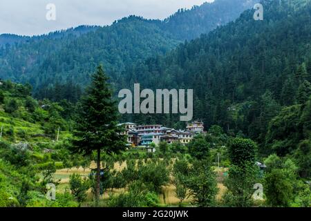Les différentes vues de Jibhi Village Banque D'Images