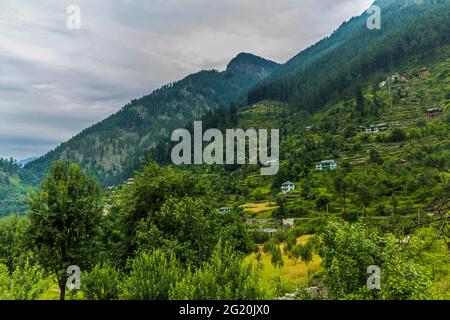 Les différentes vues de Jibhi Village Banque D'Images