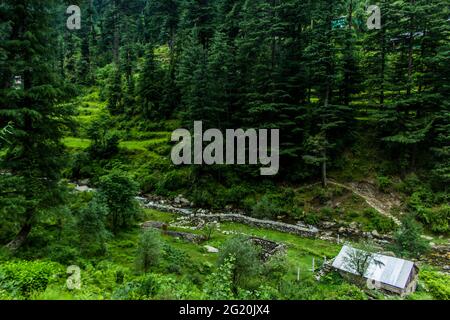 Les différentes vues de Jibhi Village Banque D'Images