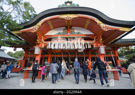 KYOTO, JAPON - 13 décembre 2019 : Kyoto, Japon - 25 novembre 2019 : touristes visitant le sanctuaire de Fushimi Inari. Fushimi Inari Taisha est le sanctuaire principal d'Inari, loc Banque D'Images