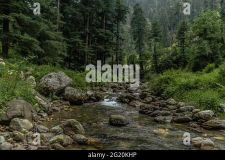 Les différentes vues de Jibhi Village Banque D'Images