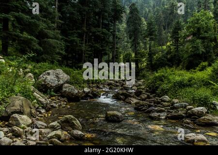 Les différentes vues de Jibhi Village Banque D'Images