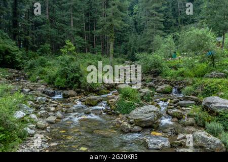 Les différentes vues de Jibhi Village Banque D'Images
