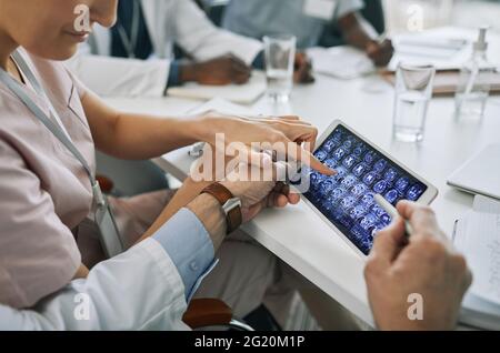 Gros plan des médecins regardant les images radiographiques affichées pendant le conseil médical dans la salle de conférence, espace de copie Banque D'Images