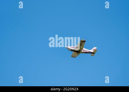 1978 Piper PA-28 Cherokee Arrow III vol dans un ciel bleu clair au-dessus de l'aéroport Southend de Londres, Essex, Royaume-Uni. Bonne visibilité vol privé à VMC Banque D'Images