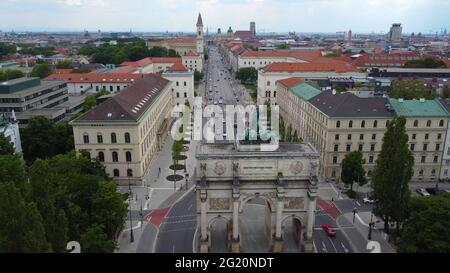 Porte de la victoire à Munich, rue Ludwig - vue aérienne Banque D'Images