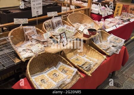 KYOTO, JAPON - 18 décembre 2019 : Kyoto, Japon - 26 novembre 2019 : exposition de collations sur la stalle du marché Nishiki, Kyoto. Banque D'Images