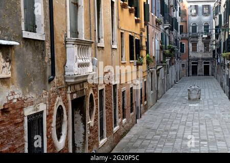 Calle, la rue vénitienne typique dans le quartier de Cannaregio, à Venise. Banque D'Images