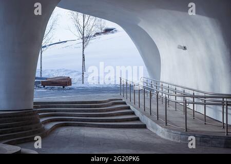 Gros plan d'un escalier sous un tunnel menant à l'extérieur en hiver Banque D'Images