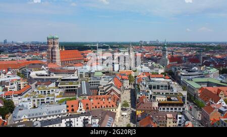 Sur les toits de Munich - vue aérienne sur la ville Banque D'Images