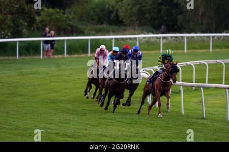 Coureurs et cavaliers avec éventuellement gagnant Puckle monté par Jockey Joe Fanning (avant gauche) pendant le Racing TV sur Sky Channel 426 handicap à l'hippodrome de Pontefract. Date de la photo: Lundi 7 juin 2021. Banque D'Images