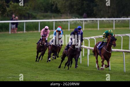 Coureurs et cavaliers avec éventuellement gagnant Puckle monté par Jockey Joe Fanning (avant gauche) pendant le Racing TV sur Sky Channel 426 handicap à l'hippodrome de Pontefract. Date de la photo: Lundi 7 juin 2021. Banque D'Images