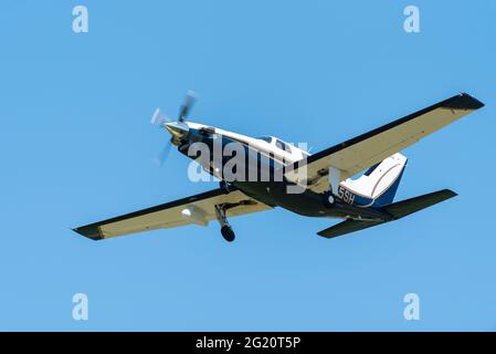 Piper PA-46-350P Malibu Mirage avion N955SH voler dans un ciel bleu clair au-dessus de l'aéroport Southend de Londres, Essex, Royaume-Uni. Avion turbopropulseur à simple enginé Banque D'Images