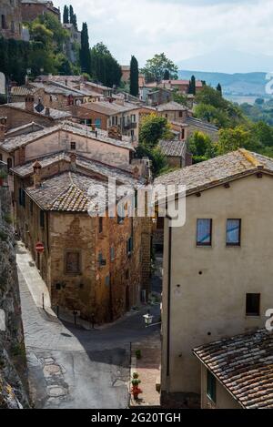 Maisons et rue vide à Montepulciano ville médiévale colline. Toscane Italie, Europe Banque D'Images