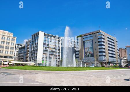 ATHÈNES, GRÈCE - 25 mai 2021 : place Omonia, au centre d'Athènes, fontaine et instantané de la rue. Athènes, Grèce . 25 mai 2021 Banque D'Images