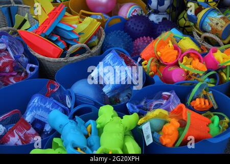 Jouets en bord de mer, seaux en plastique en vente à l'extérieur de la boutique, St. Ives, Cornwall, Royaume-Uni, mai 2021 Banque D'Images