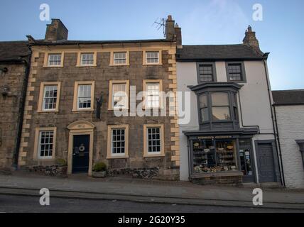 Une rue dans la ville marchande de Barnard Castle dans le comté de Durham, Royaume-Uni Banque D'Images