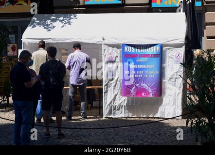 Dimanche 30 Mai 2021 à 14:30 un centre d'essai temporaire Covid-19 offre gratuitement le test Covid-19 près de la gare principale de Shott strasse Mainz, en allemand Banque D'Images