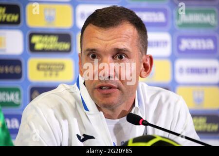 KHARKIV, UKRAINE - 07 JUIN 2021 - l'entraîneur-chef de l'équipe nationale de football de l'Ukraine Andrii Shevchenko est photographié pendant la conférence de presse après le match amical contre l'équipe nationale de Chypre, Kharkiv, nord-est de l'Ukraine crédit: UKRINFORM/Alay Live News Banque D'Images