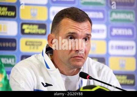 KHARKIV, UKRAINE - 07 JUIN 2021 - l'entraîneur-chef de l'équipe nationale de football de l'Ukraine Andrii Shevchenko est photographié pendant la conférence de presse après le match amical contre l'équipe nationale de Chypre, Kharkiv, nord-est de l'Ukraine crédit: UKRINFORM/Alay Live News Banque D'Images