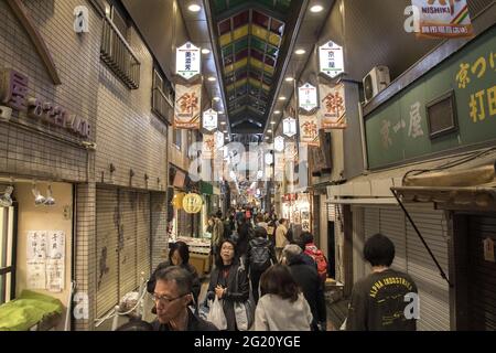 KYOTO, JAPON - 18 décembre 2019 : Kyoto, Japon - 26 novembre 2019 : touristes et habitants de la région marchant sur la longueur du célèbre intérieur Banque D'Images