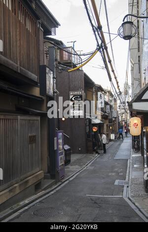 KYOTO, JAPON - 12 décembre 2019 : Kyoto, Japon - 26 novembre 2019 : scène de la rue Kiyamachi Dori, avec les habitants et les visiteurs, à Kyoto, Japon Banque D'Images