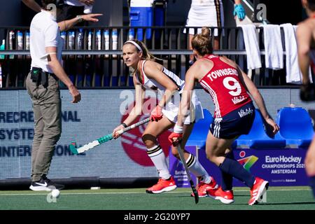 AMSTELVEEN, PAYS-BAS - JUIN 7: Kira Horn d'Allemagne pendant le match des championnats d'Europe de hockey entre l'Angleterre et l'Allemagne au Wagener Stadion le 7 juin 2021 à Amstelveen, pays-Bas (photo de Jeroen Meuwsen/Orange Pictures) Banque D'Images