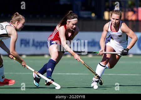 AMSTELVEEN, PAYS-BAS - JUIN 7 : Pia Maertens d'Allemagne, Laura Unsworth d'Angleterre et Nike Lorenz d'Allemagne pendant le match des championnats d'Europe de hockey entre l'Angleterre et l'Allemagne au Wagener Stadion le 7 juin 2021 à Amstelveen, pays-Bas (photo de Jeroen Meuwsen/Orange Pictures) Banque D'Images