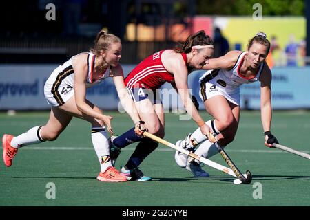 AMSTELVEEN, PAYS-BAS - JUIN 7 : Pia Maertens d'Allemagne, Laura Unsworth d'Angleterre et Nike Lorenz d'Allemagne pendant le match des championnats d'Europe de hockey entre l'Angleterre et l'Allemagne au Wagener Stadion le 7 juin 2021 à Amstelveen, pays-Bas (photo de Jeroen Meuwsen/Orange Pictures) Banque D'Images