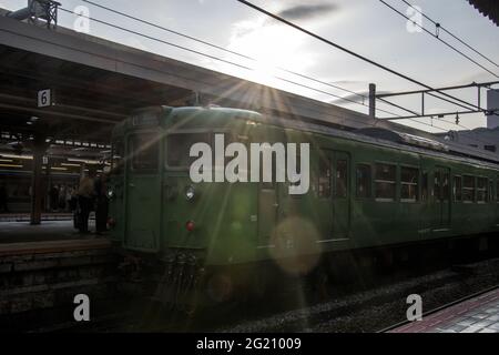 KYOTO, JAPON - 16 décembre 2019 : Kyoto, Japon - 27 novembre 2019 : train en attente de passagers à la gare de Kyoto, Japon. Banque D'Images