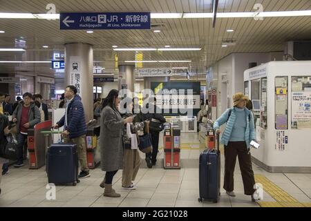 KYOTO, JAPON - 16 décembre 2019 : Kyoto, Japon - 27 novembre 2019 : les gens entrent dans le métro municipal de Kyoto au Japon. Le métro de Kyoto existe depuis 1981. Banque D'Images