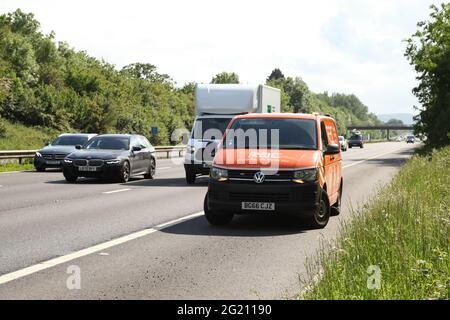 Camionnette RAC sur le côté de l'autoroute M5 pendant les vacances de mi-mandat, Royaume-Uni, juin 2021 Banque D'Images