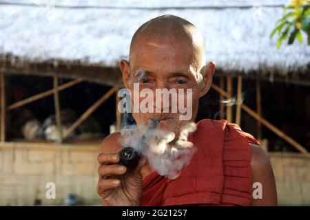 Un homme âgé de la communauté ethnique fume un tuyau. Tidu à Bandarban, Bangladesh. 2 décembre 2009. Banque D'Images