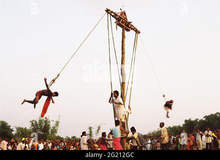 Le Charak Puja tenu les derniers jours du mois bengali Chaitra (avril), est bien connu pour ses rites de perçage de corps et de tourbillonnage à partir d'un poteau élevé. Un “arbre charhak” composé d'un long poteau avec une roue fixée au sommet, est érigé. Un dévot est suspendu à cette roue avec un crochet. La roue est alors tournée avec lui à grande vitesse. Il perce son corps, y compris sa langue avec de petits ongles, parfois rouges chauds. Le dévot répand ainsi « Prasad », des sucettes faites à la main bénies de chants, parmi les curieux spectateurs et spectateurs. La racine de ce rituel réside dans la croyance en l'esprit Banque D'Images