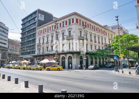 ATHÈNES, GRÈCE - 25 mai 2021 : place Omonia, au centre d'Athènes, fontaine et instantané de la rue. Athènes, Grèce . 25 mai 2021 Banque D'Images