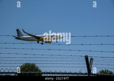 Barcelone, Espagne. 07e juin 2021. Un avion survole le parc agraire Baix Llobregat. Le projet d'agrandissement de l'une des pistes de l'aéroport Josep Tarradellas, plus connu sous le nom d'aéroport Prat de Barcelone, Menace d'envahir une zone protégée des zones humides du parc naturel du Delta del Llobregat et ouvre un débat amer sur l'équilibre entre économie et conservation de l'environnement. Crédit : SOPA Images Limited/Alamy Live News Banque D'Images