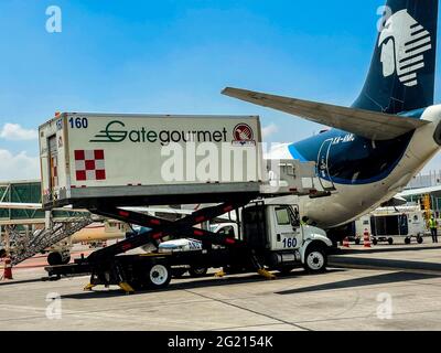 2913 / 5000 Resultados de tradicción opérations dans la cour et les pistes dans l'expansion du terminal II de l'aéroport de Mexico. Airline Aero Mexico, AeroMexico, Aeromexico. (Photo de Luis Gutiérrez). Banque D'Images