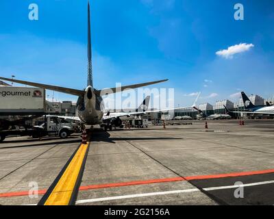 2913 / 5000 Resultados de tradicción opérations dans la cour et les pistes dans l'expansion du terminal II de l'aéroport de Mexico. Airline Aero Mexico, AeroMexico, Aeromexico. (Photo de Luis Gutiérrez). Banque D'Images