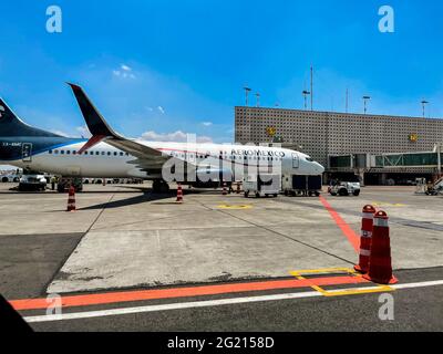 2913 / 5000 Resultados de tradicción opérations dans la cour et les pistes dans l'expansion du terminal II de l'aéroport de Mexico. Airline Aero Mexico, AeroMexico, Aeromexico. (Photo de Luis Gutiérrez). Banque D'Images