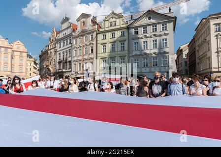 Prague, République tchèque. 07e juin 2021. Les manifestants ont un grand drapeau lors d'une manifestation contre le régime d'Alexandre Loukachenko sur la place de la Vieille ville de Prague. La chef de l'opposition biélorusse Svetlana Tikhanovskaya est actuellement en visite en République tchèque jusqu'au 10 juin. Crédit : SOPA Images Limited/Alamy Live News Banque D'Images