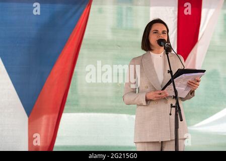 Prague, République tchèque. 07e juin 2021. Svetlana Tikhanovskaya, chef de l'opposition biélorusse ( Sviatlana Tsikhanouskaya ), prononce une allocution lors d'une protestation contre le régime d'Alexandre Loukachenko sur la place de la Vieille ville de Prague. La chef de l'opposition Svetlana Tikhanovskaya est actuellement en visite en République tchèque jusqu'au 10 juin. Crédit : SOPA Images Limited/Alamy Live News Banque D'Images