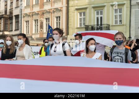 Prague, République tchèque. 07e juin 2021. Les manifestants ont un grand drapeau lors d'une manifestation contre le régime d'Alexandre Loukachenko sur la place de la Vieille ville de Prague. La chef de l'opposition biélorusse Svetlana Tikhanovskaya est actuellement en visite en République tchèque jusqu'au 10 juin. (Photo de Tomas Tkachik/SOPA Images/Sipa USA) crédit: SIPA USA/Alay Live News Banque D'Images