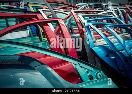 portes de voiture de différentes couleurs dans un jardin de voitures Banque D'Images