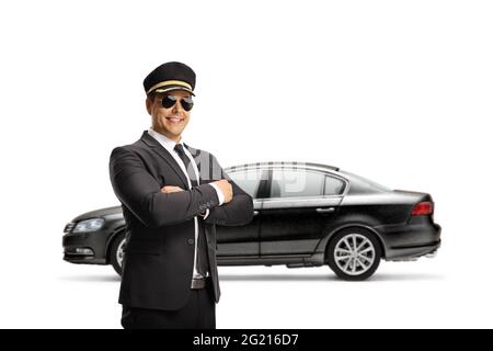 Chauffeur avec lunettes de soleil posant devant une voiture noire isolée sur fond blanc Banque D'Images