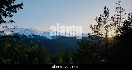 Sommets glaciés de la chaîne Tantalus près de Squamish, en Colombie-Britannique, tout comme le soleil se couche. Image prise de l'autoroute 99 sur la route de Whistler, Canada Banque D'Images