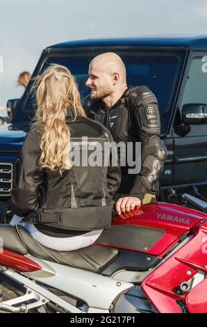 Kerch Russie - Mai 9 2021 - Festival des épouses, deux motos conduire Groupe de motards s'arrêter dans un point de vue panoramique et regarder la mer Banque D'Images