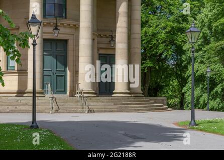 L'entrée de l'Église réformée unie, Saltaire. Montrant l'architecture religieuse italienne, et les colonnes corinthiennes non cannelées. Banque D'Images