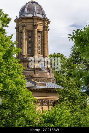 La tour de l'église réformée unie de Saltaire vue à travers les arbres dans le West Yorkshire. L'église victorienne a été construite par Sir Titus Salt. Banque D'Images